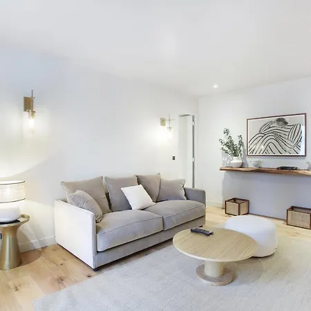Appartamento In The Center Of By Prestige Parigi